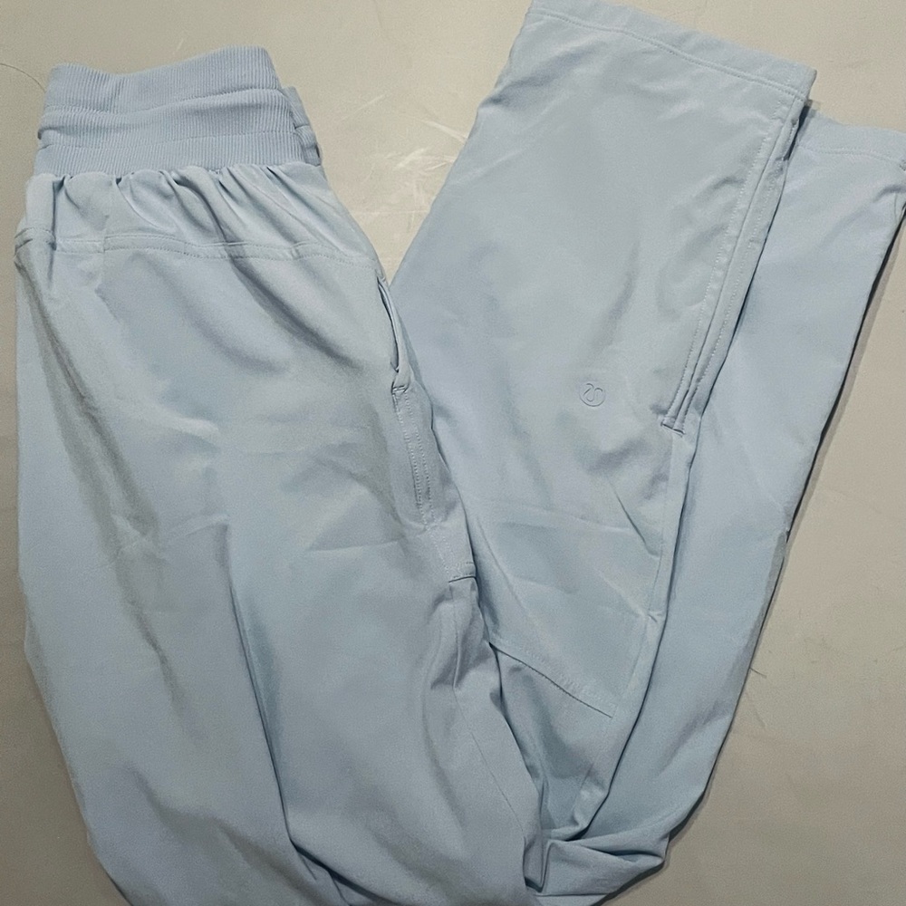 beyond the studio crops (27’ inseam)
